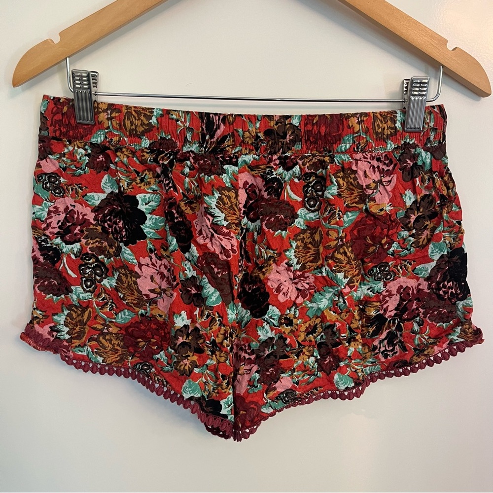 ecoté Patterned Flowy Shorts - Picture 2 of 3